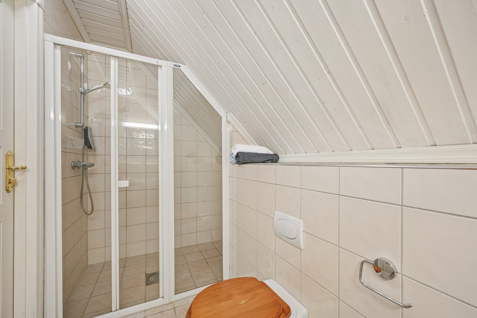 Badet på loftet har dusjnisje med faste felt og skyvedør. Galleribilde