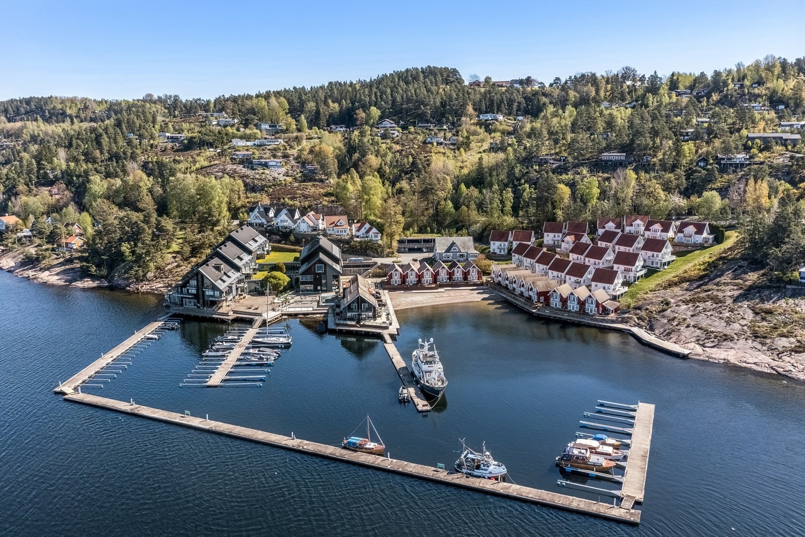 Utforsk skjærgården med båt, eller nyt rolige dager langs kysten i sjarmerende Holmsbu. Galleribilde