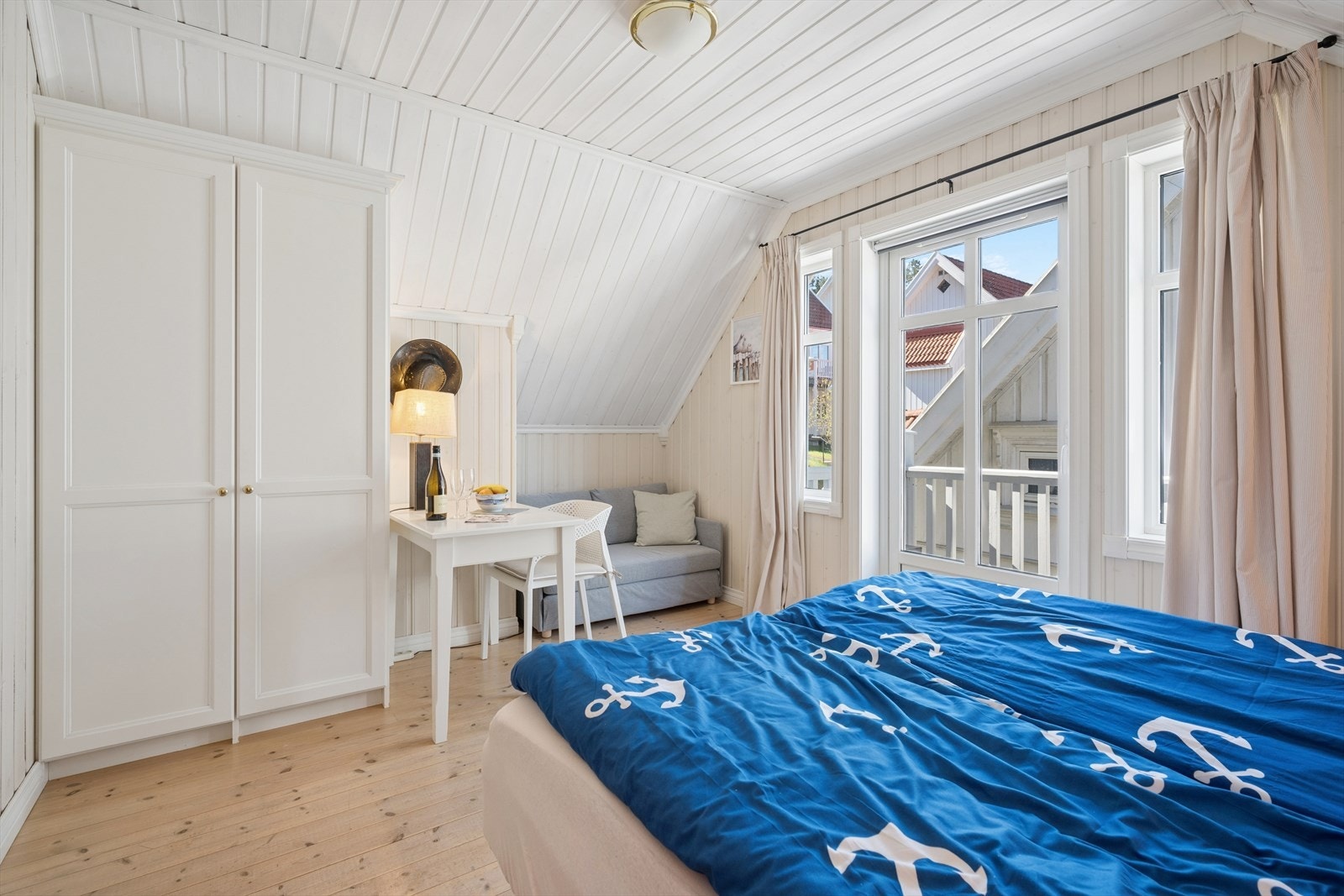 Fra soverommet på loftet er det utgang til egen, privat balkong. Galleribilde