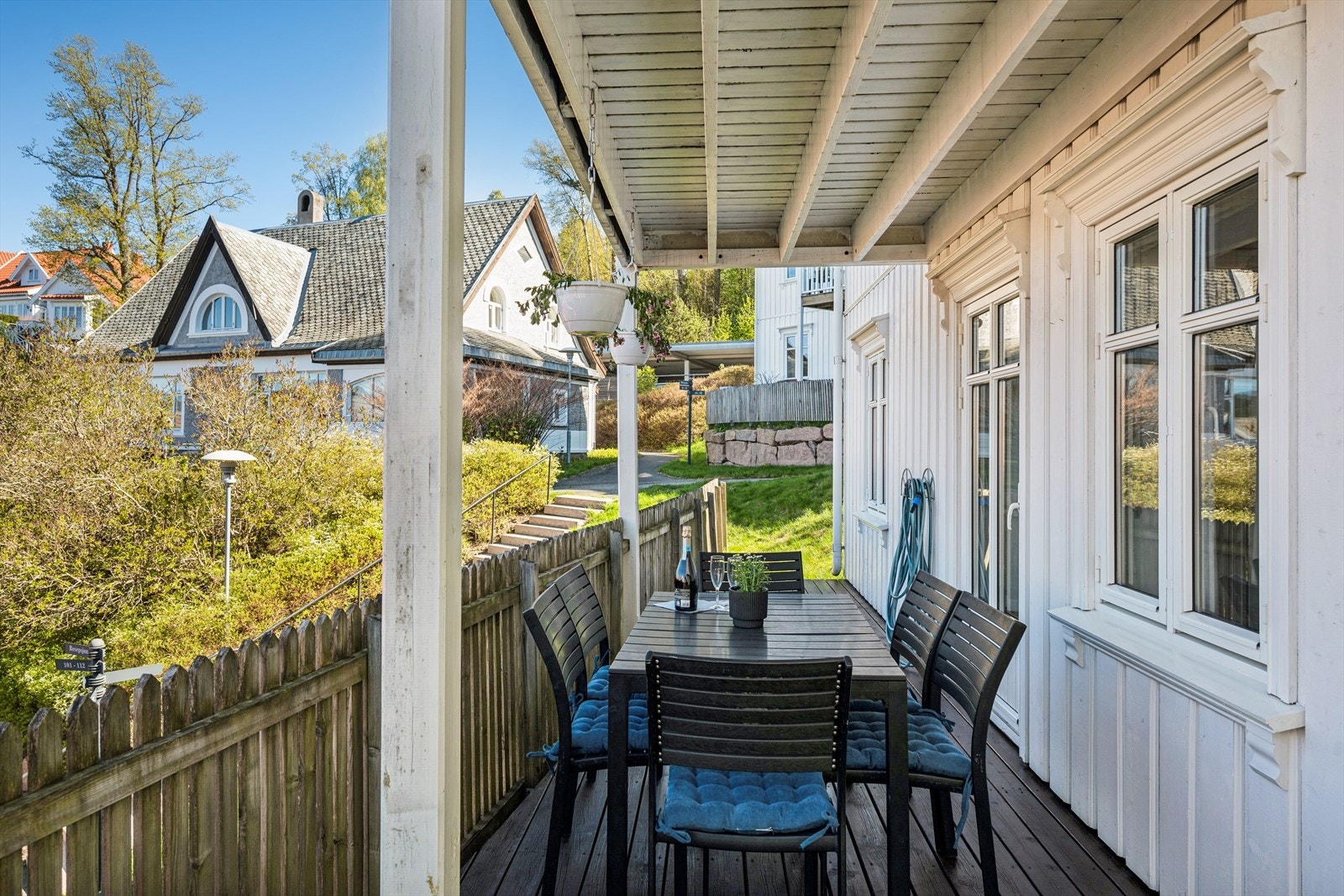 Verandaen er en del av et opparbeidet uteområde i skrånende terreng. Galleribilde