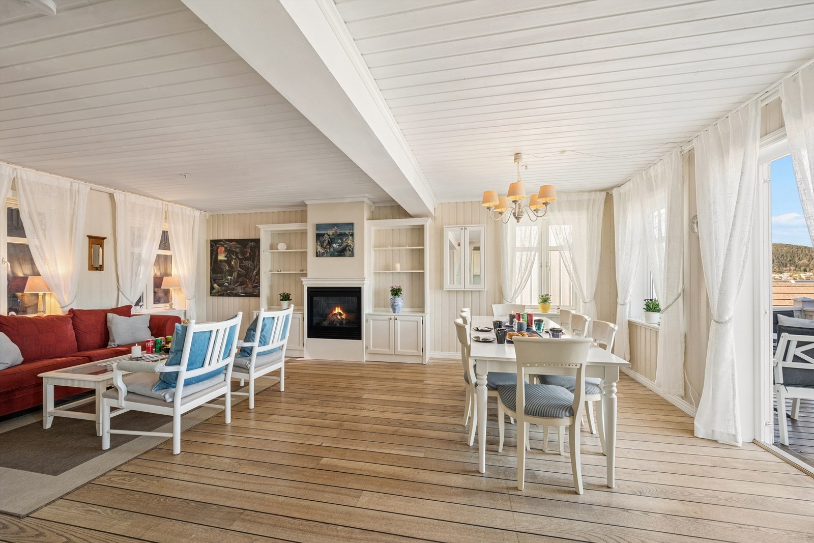 Hovedetasjen har en åpen stue- og kjøkkenløsning med skipsgulvlaminat og god plass til både spisebord og sofagruppe. Galleribilde