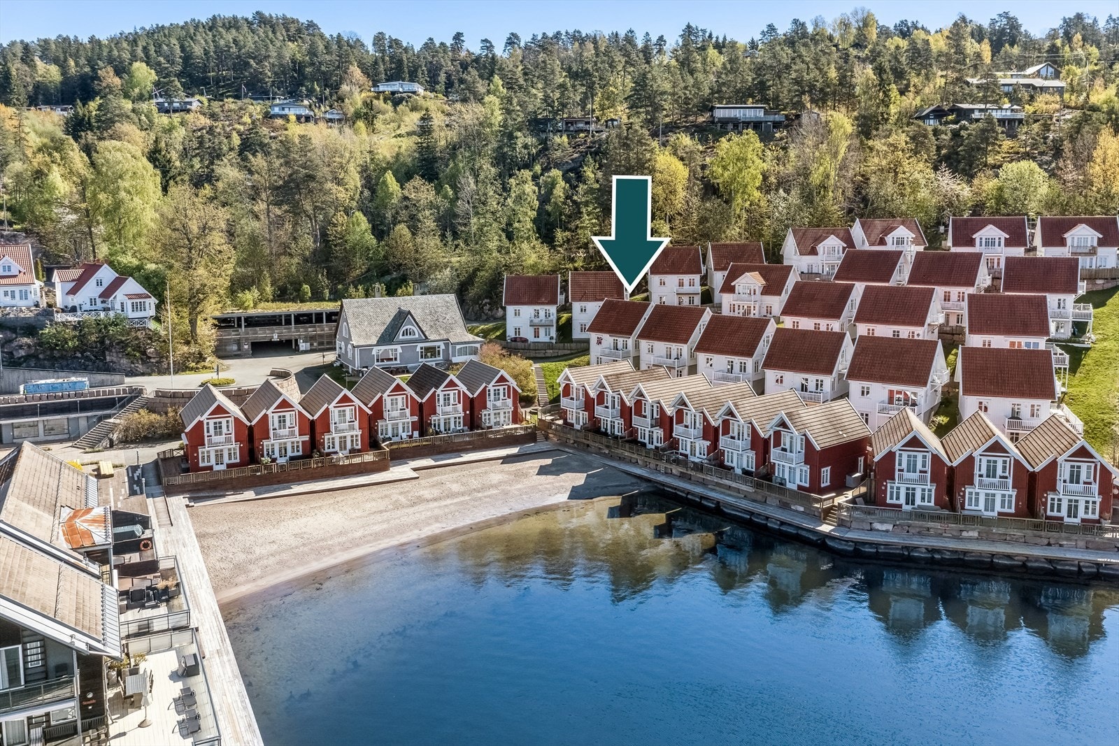 Kun en kort spasertur unna ligger Buktestranda, en av flere flotte badeplasser i området. Galleribilde