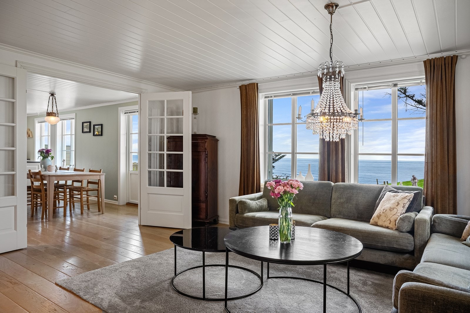 Stuen har plass til en romslig sofagruppe og fin utsikt via store vindusflater. Galleribilde