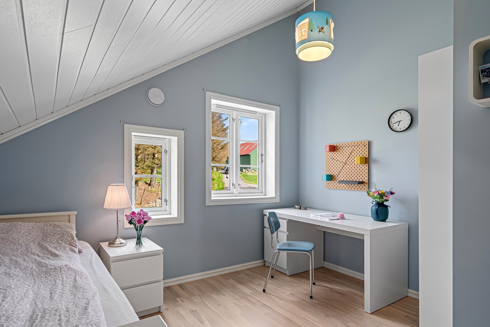 Soverommet har plass til både seng og skrivepult. Galleribilde