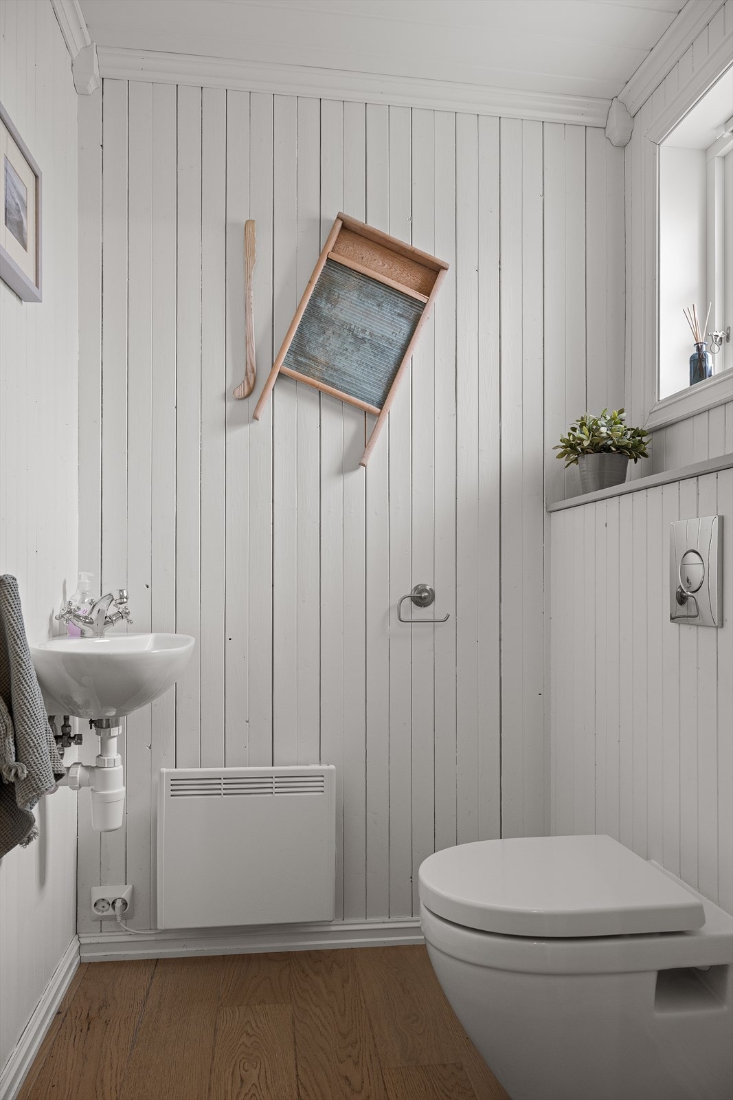 Praktisk toalettrom i første etasje, modernisert i 2012, med vegghengt toalett og parkett på gulv. Galleribilde