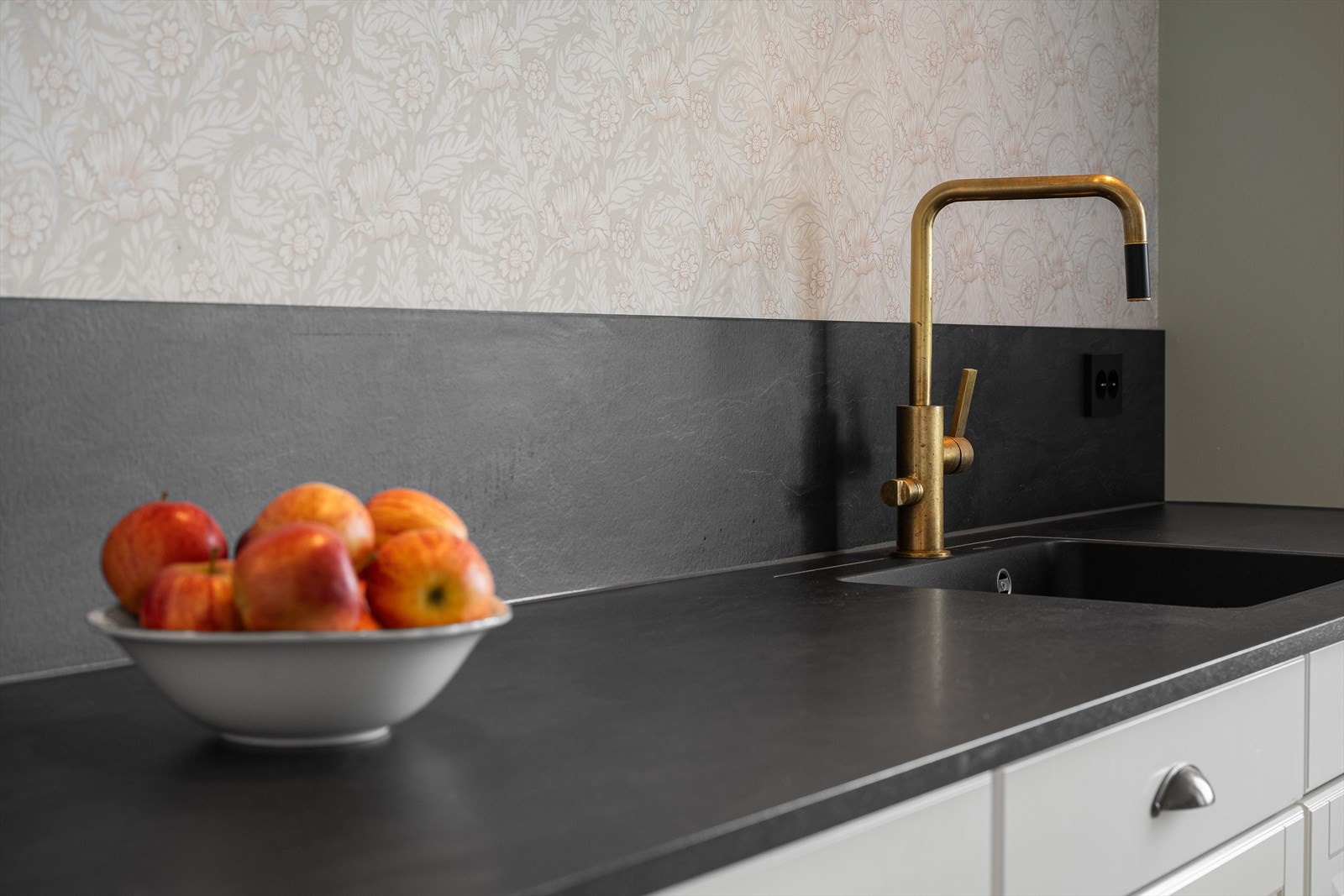 Benkeplate av laminat med planlimt vask. Galleribilde