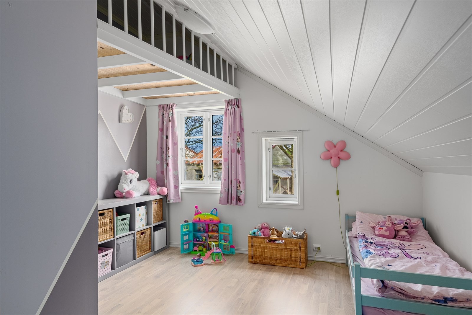 Et av de fire soverommene i andre etasje, med smart utnyttelse av plassen under skråtaket, her er det laget en ekstra leseplass, perfekt for de minste. Galleribilde