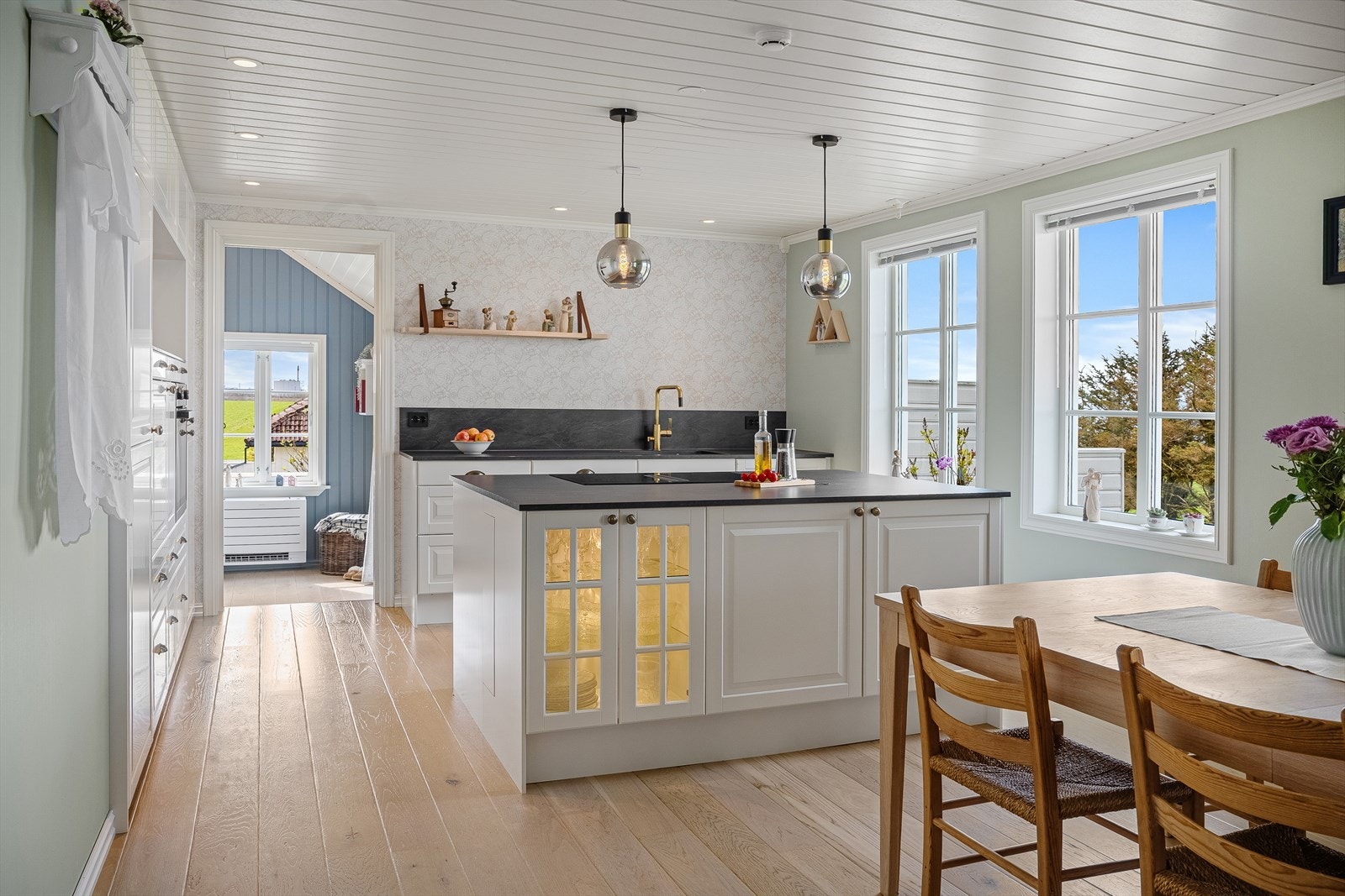 Kjøkkenøy med laminatbenkeplate og integrert koketopp med avtrekk. Galleribilde