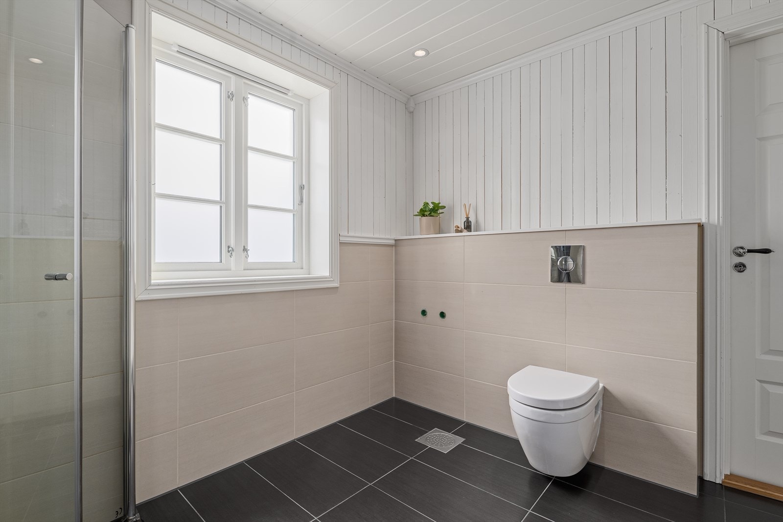 Rommet er utstyrt med vegghengt toalett, dusjhjørne og har opplegg for badekar. Galleribilde