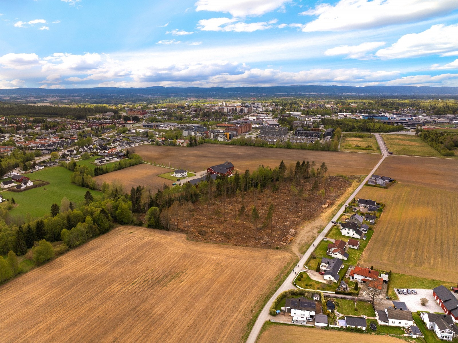 På omtrent syv minutter når du Jessheim stasjon og Jessheim Storsenter, hvor du finner et rikt utvalg av butikker, serveringssteder, apotek og Vinmonopol. Galleribilde