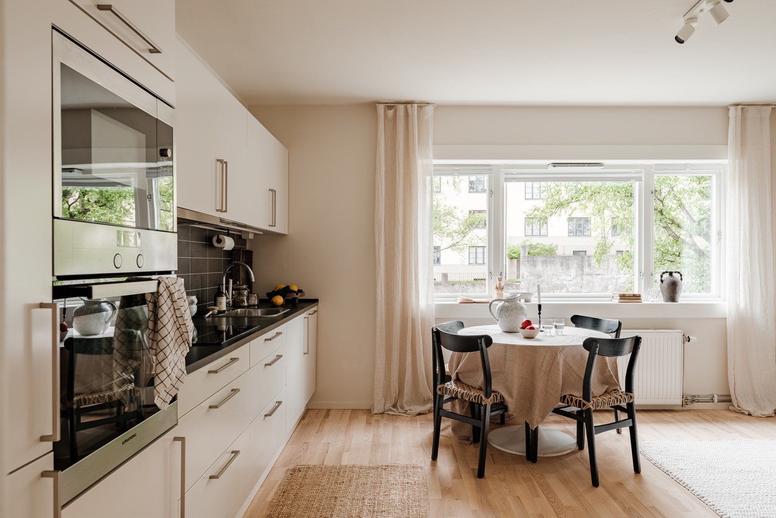 Store vindusflater som sørger for rikelig med naturlig lys. Galleribilde