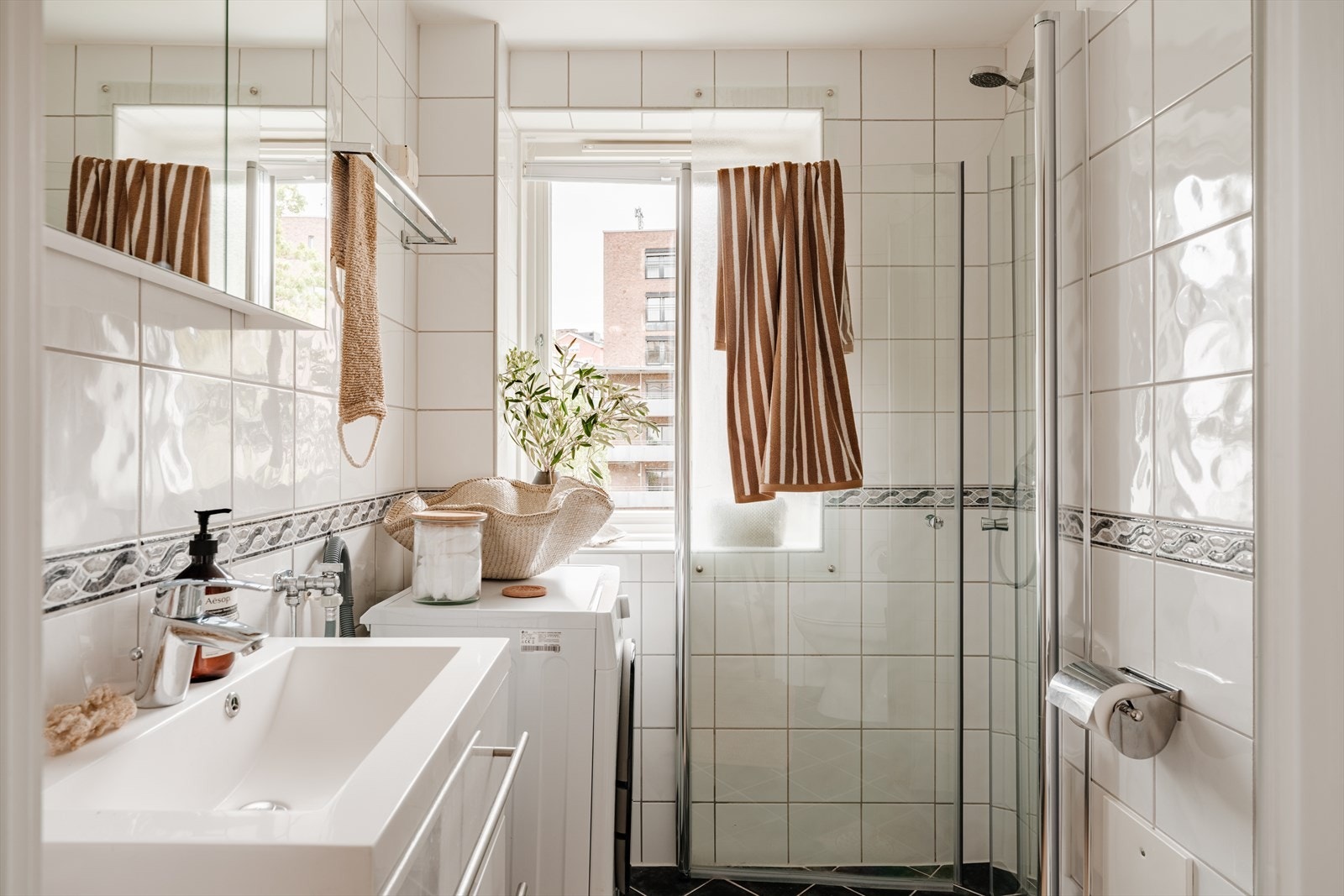 Badet er flislagt og har behagelig gulvvarme og downlights med dimmer. Galleribilde
