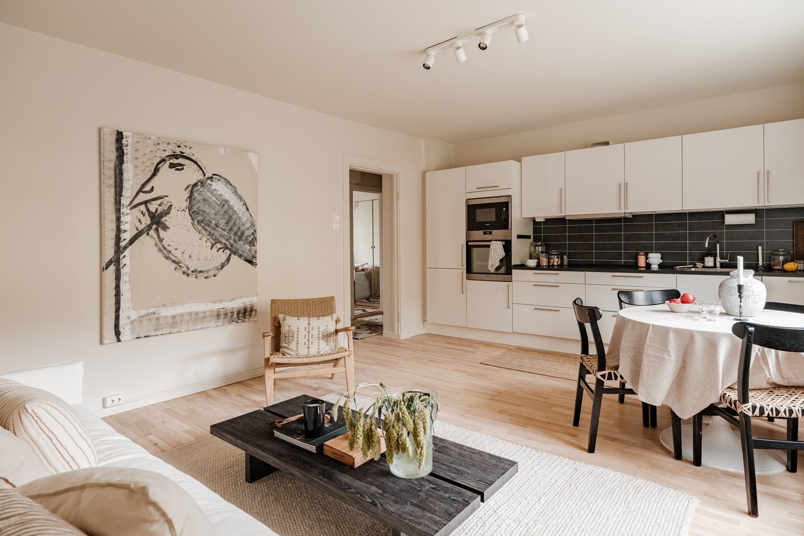 Leiligheten ligger i 2.etasje og består av entré, stue/kjøkken, bad, 2 soverom og balkong. Galleribilde