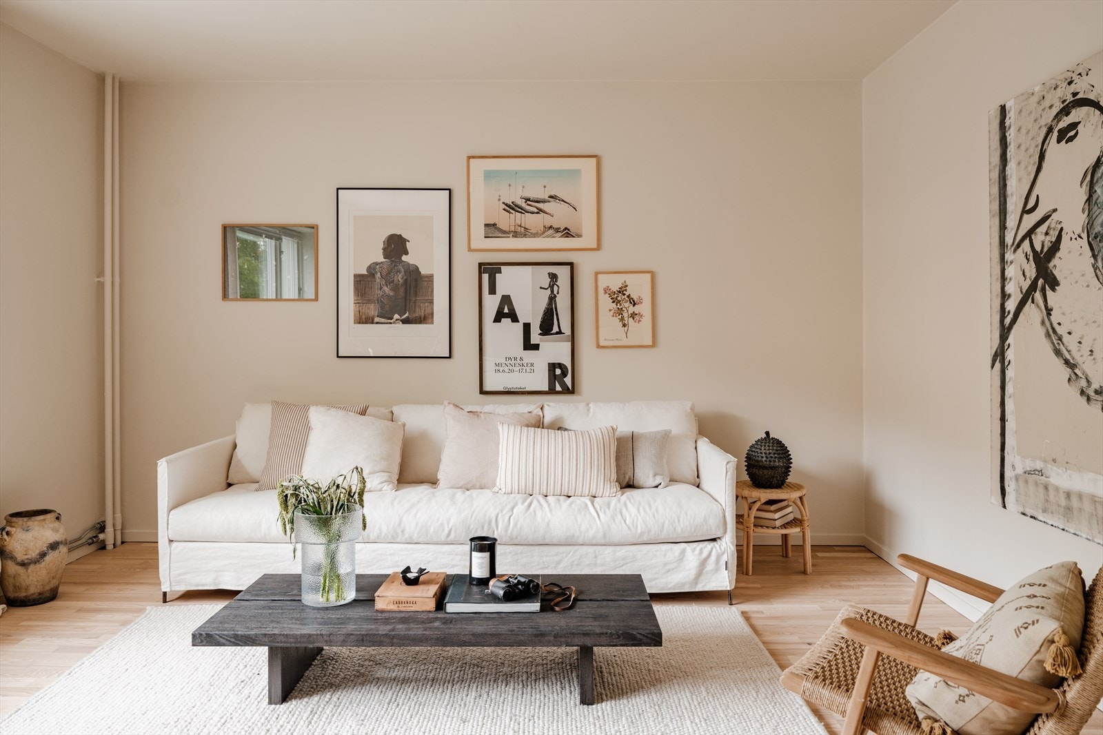 Stue og kjøkken fremstår som en åpen og sosial sone av god størrelse, med naturlig plass til både spisebord og sofagruppe. Galleribilde