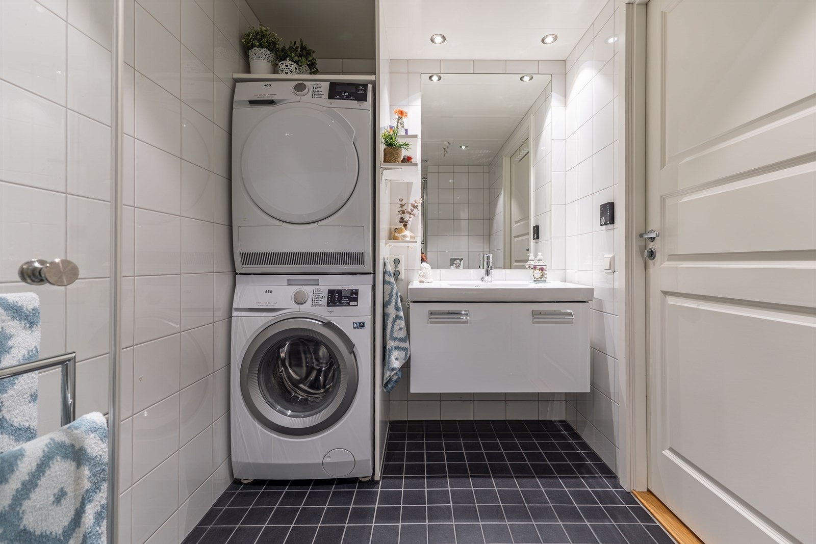 Badet i 2. etasje er et modulbad fra byggeåret med servantinnredning og opplegg for vaskemaskin. Galleribilde