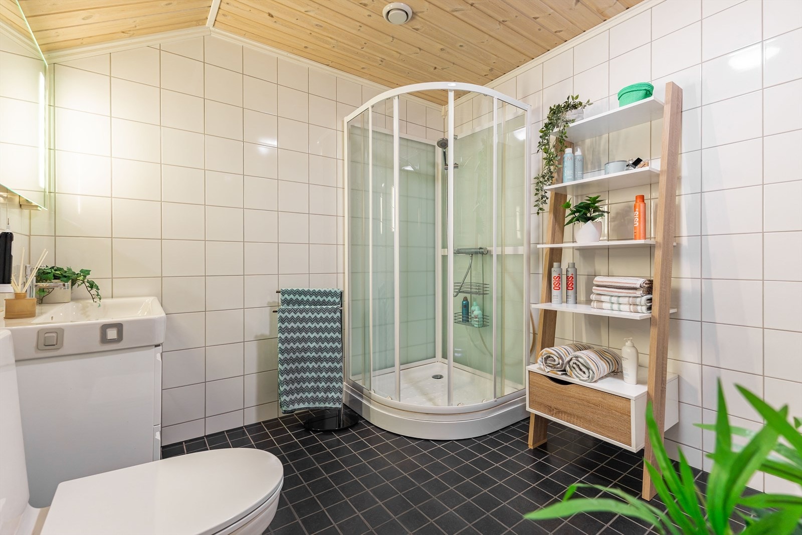 Også dette badet har flislagt gulv med vannbåren gulvvarme. Galleribilde