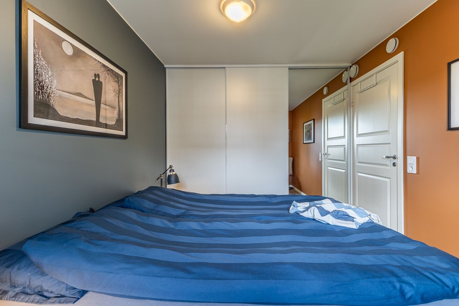 Det ene soverommet er utstyrt med en stor skyvedørsgarderobe for effektiv oppbevaring. Galleribilde