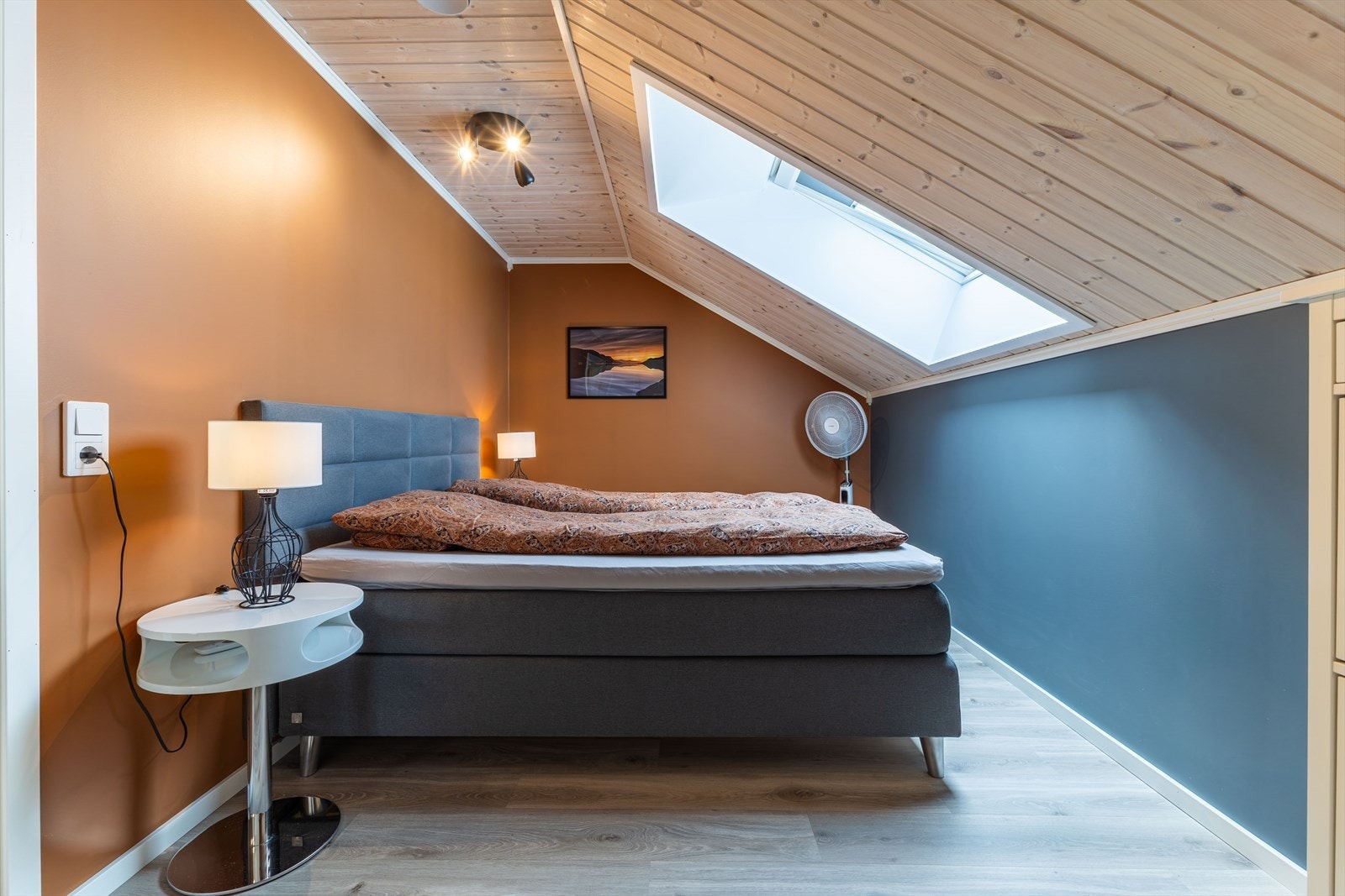 Soverommet i loftsetasjen er lunt og tilbaketrukket, med takvindu som gir godt lys. Galleribilde