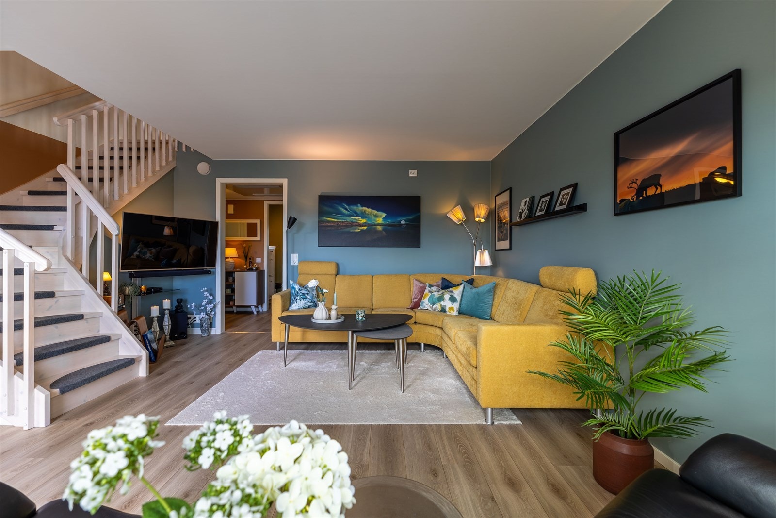 Stuen i hovedetasjen er romslig og har plass til både sofagruppe og spisebord. Galleribilde