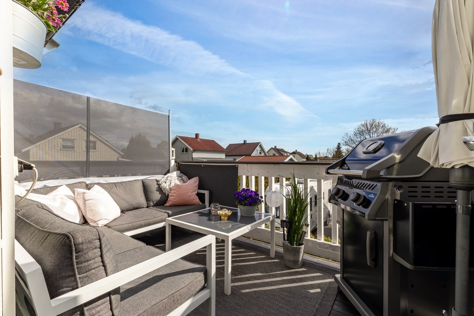 Fra stuen er det utgang til en sørvestvendt terrasse med god plass til en sittegruppe. Galleribilde