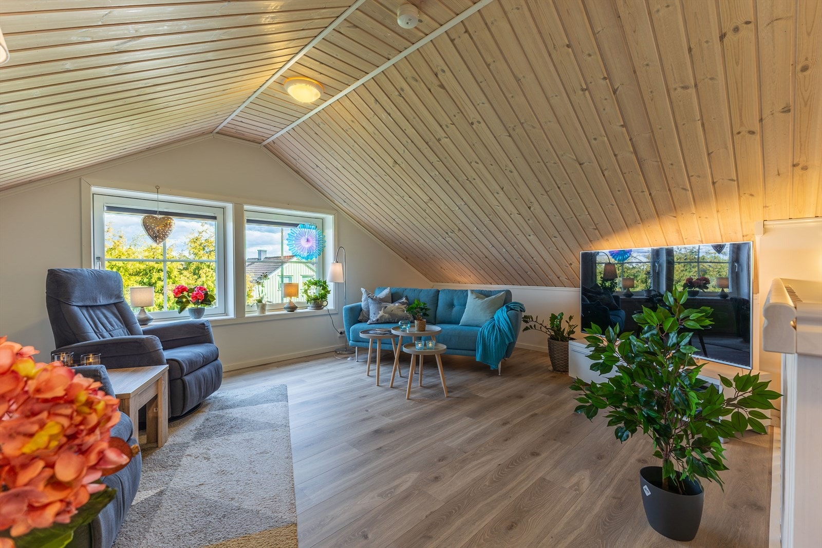 I loftsetasjen finner du en romslig loftstue, perfekt som en ekstra TV-stue eller lekerom. Galleribilde