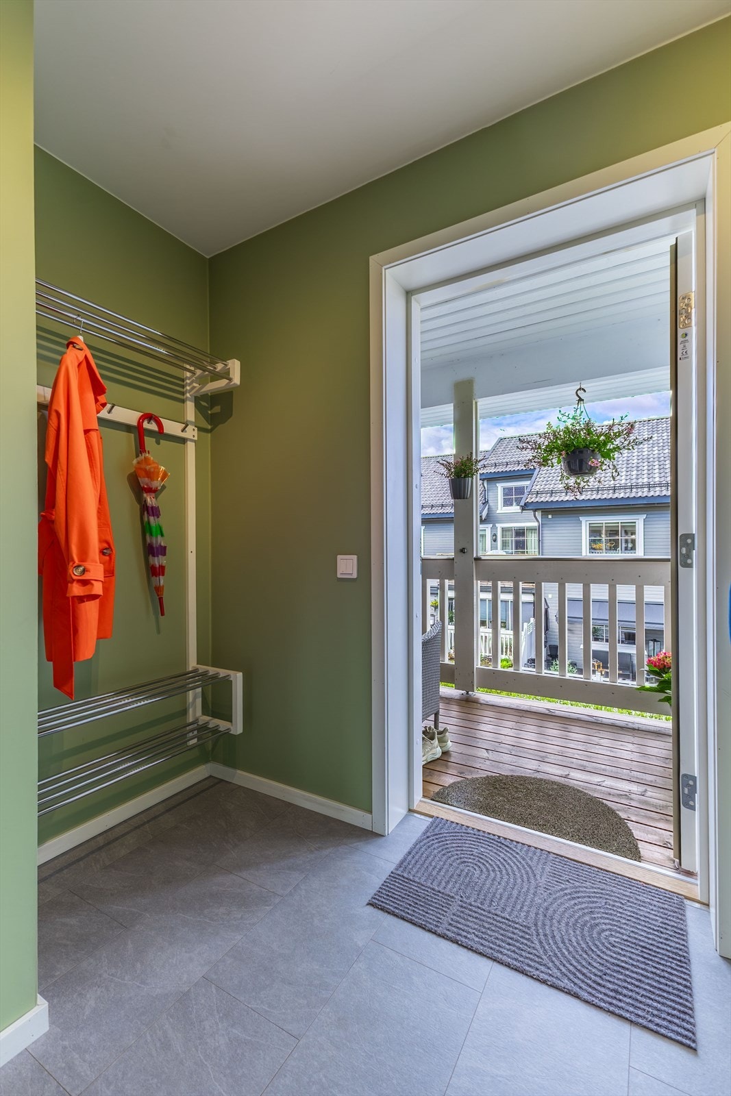 Fra vindfanget er det direkte utgang til en overbygget inngangsterrasse på ca. 6 m². Galleribilde