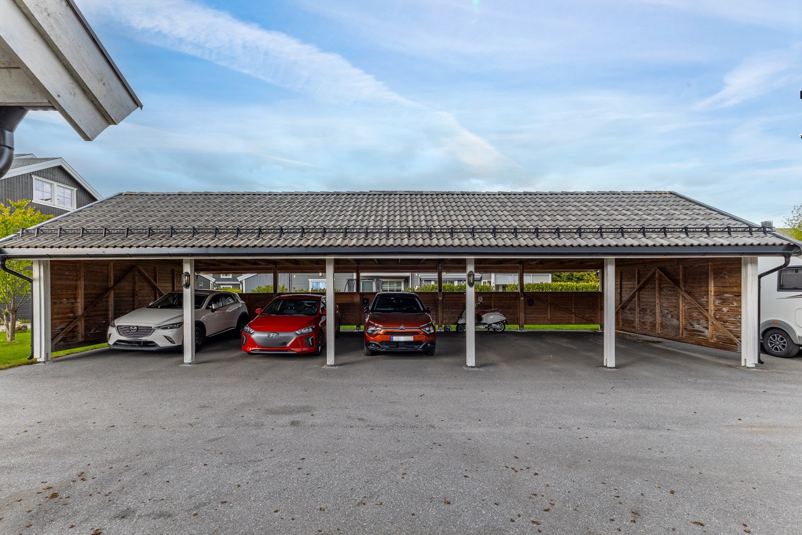 Det medfølger en fast plass i carport. Installert elbillader kan overtas via abonnement hos Elaway. Galleribilde
