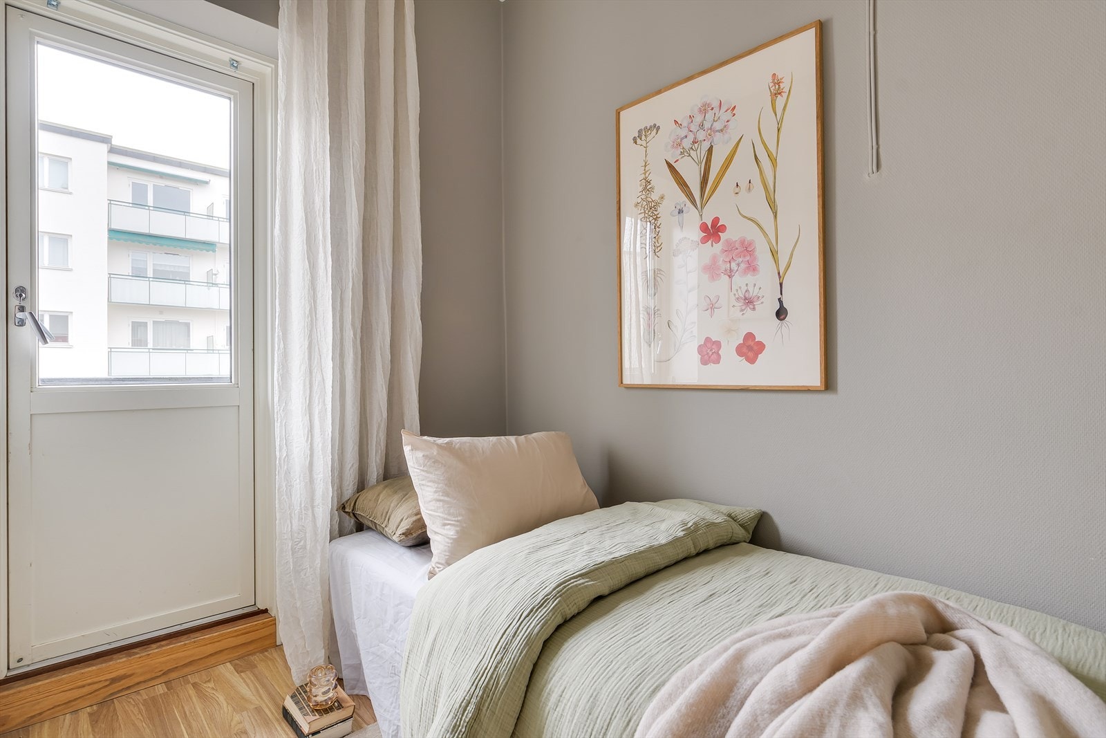 Soverom 3 med plass til seng og tilhørende møbler. Det minste soverommet er 5,39m² som er under dagens anbefalte størrelse på 7m² for rom til varig opphold. Galleribilde