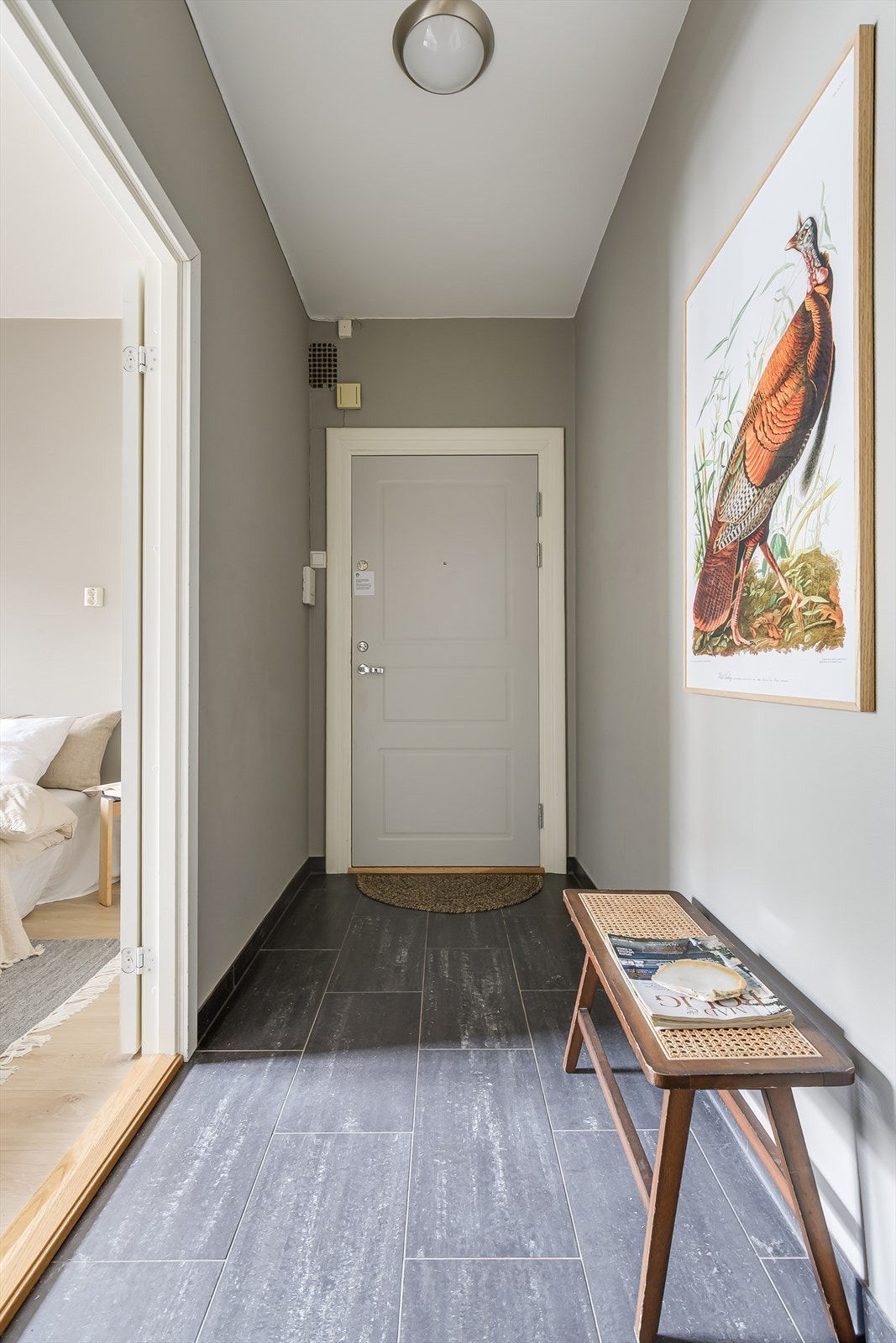 Entréen har plass for oppheng av jakker og oppstilling av sko. Velkommen inn! Galleribilde