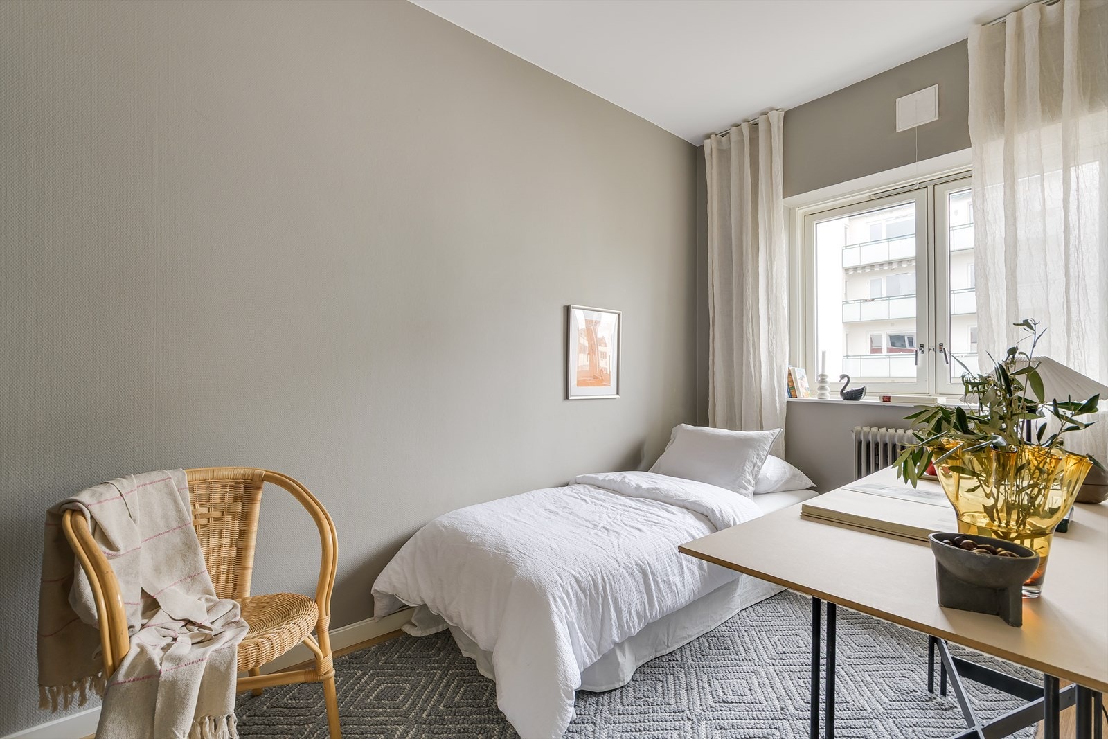 Soverom 2 med plass til seng og tilhørende møblement. Galleribilde