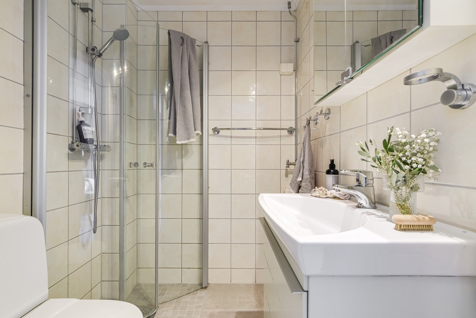 Pent flislagt baderom rehabilitert i regi av sameiet i 2007. Det er opplegg for vaskemaskin og mulighet for tørketrommel. Galleribilde