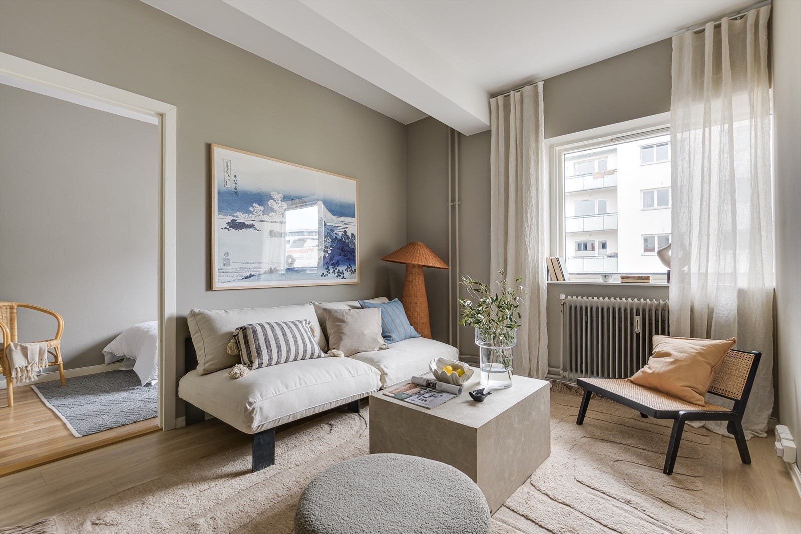 Den lyse og hyggelige stuen har en fin planløsning der møblene har sin naturlige plassering. Galleribilde