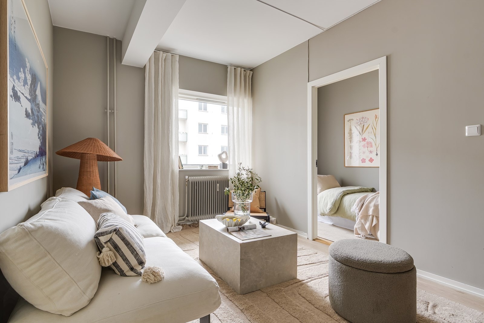 Det er gode innredningsmuligheter for sofa, spisebord og annet møblement. Galleribilde