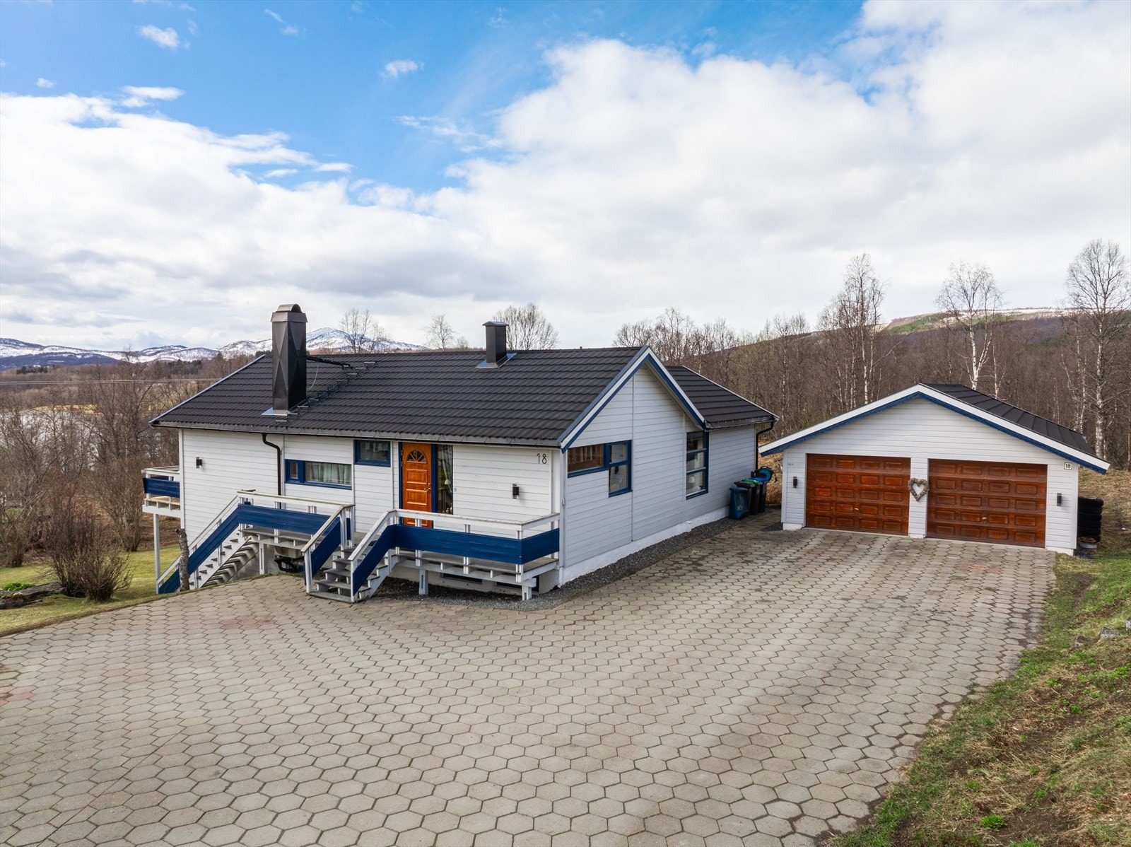 Aktiv Finnsnes presenterer Tortenlia 18! Enebolig med meget fin beliggenhet i Tortenlia - fire soverom og dobbelgarasje. Foto: Steffen Fossbakk. Galleribilde