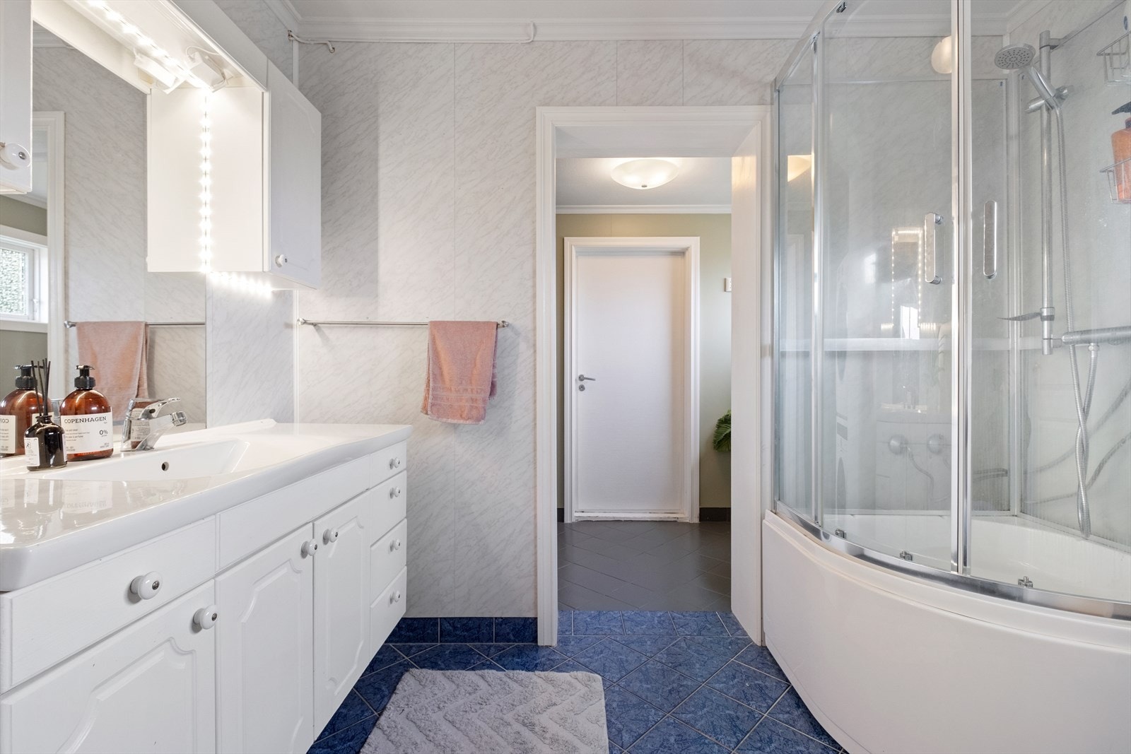 Badet har flislagt gulv med gulvvarme. Galleribilde