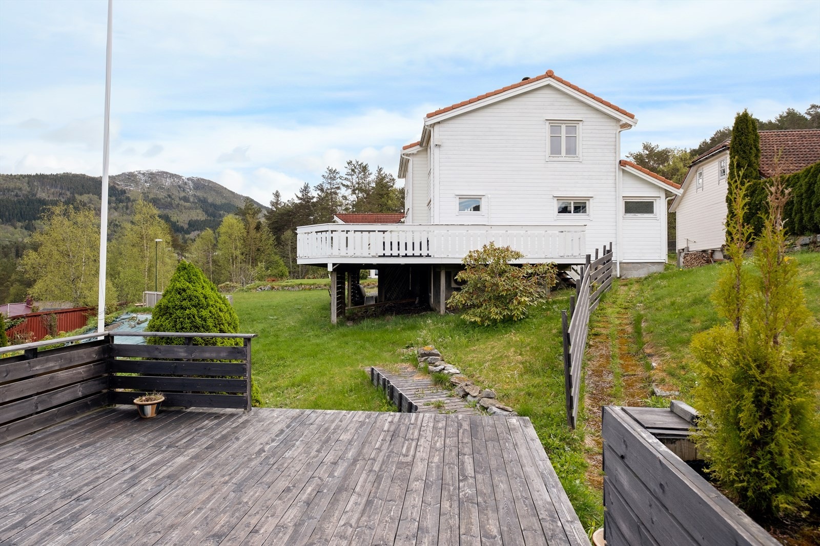 Boligen ligger fint plassert på en romslig og fin tomt med flott fjordutsikt vestover mot Ørskogvika og Storfjorden Galleribilde