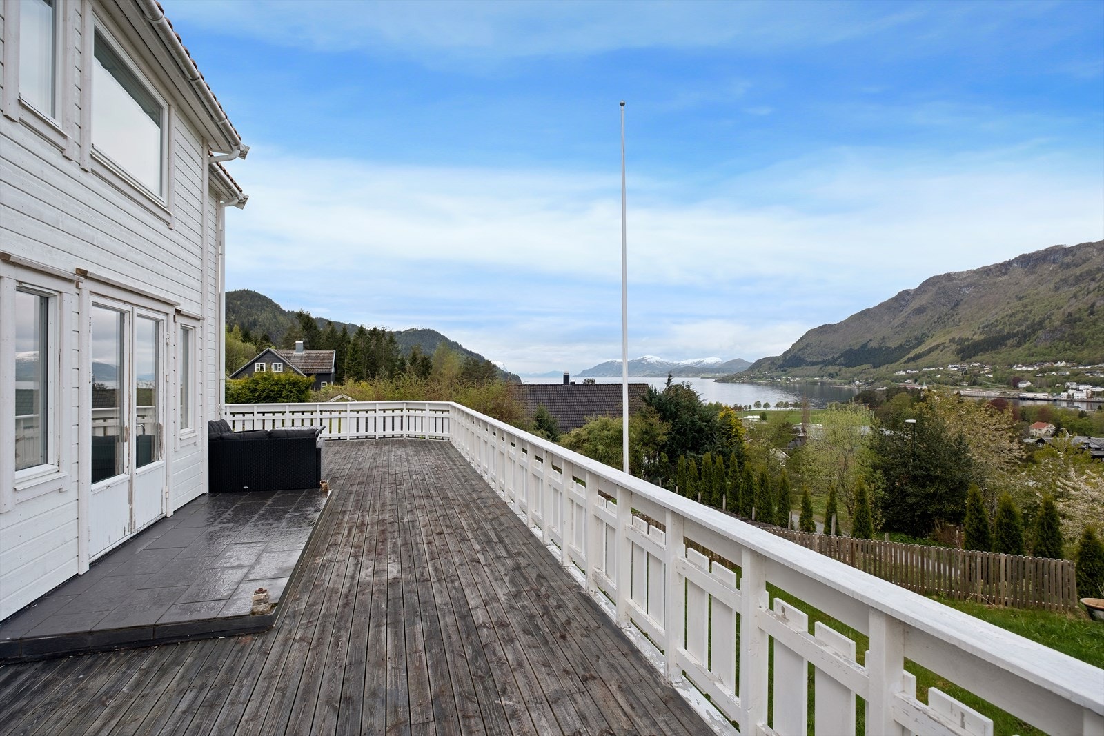 Fra terrassen har en flott fjordutsikt! Galleribilde