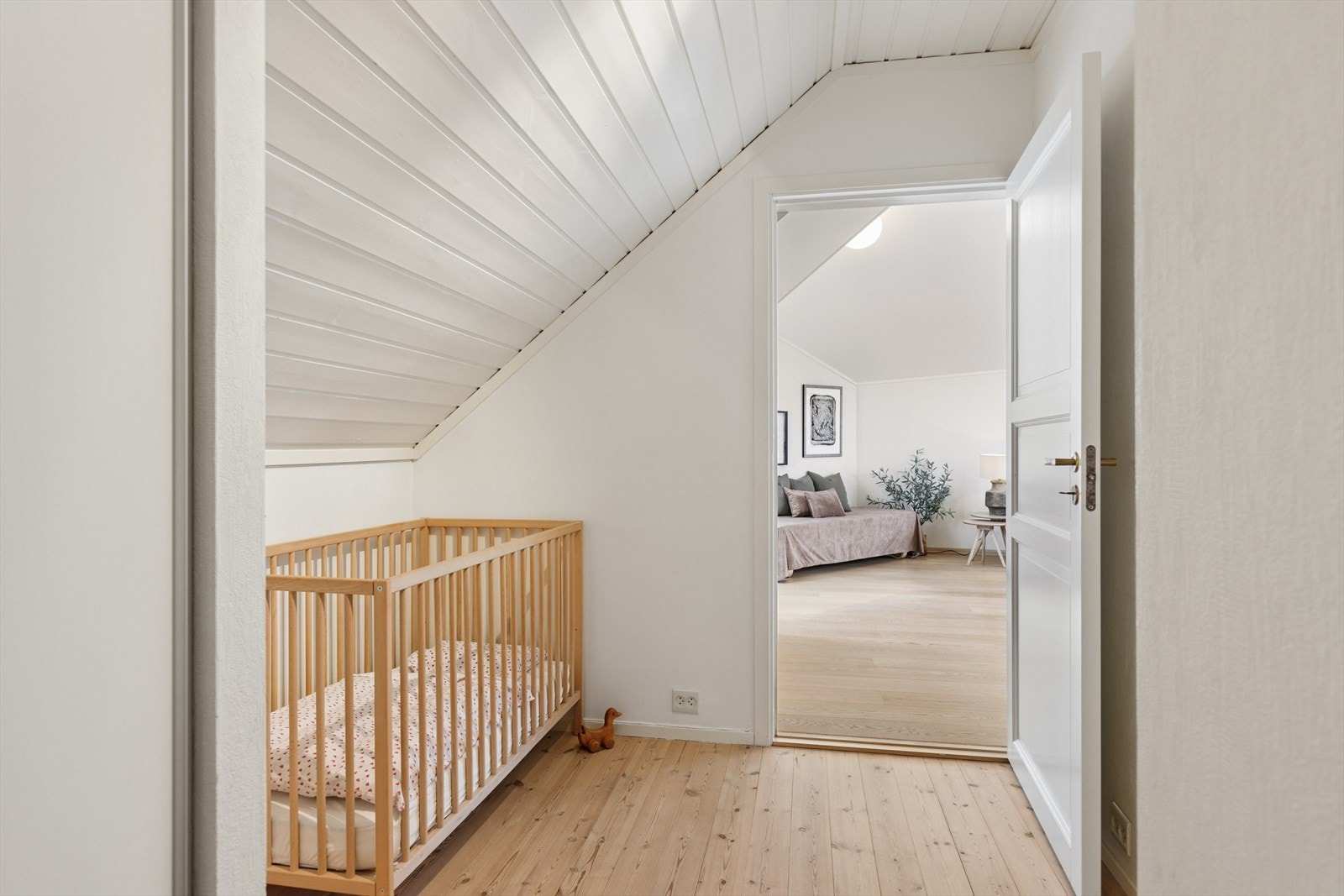 Mellomgangen i loftsetasjen har plass til for eksempel en liten kontorplass. Galleribilde