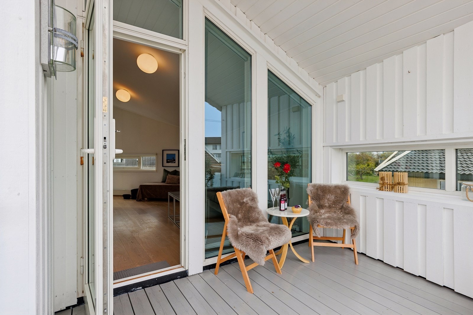 Verandaen utenfor loftstuen er en usjenert og privat uteplass. Galleribilde