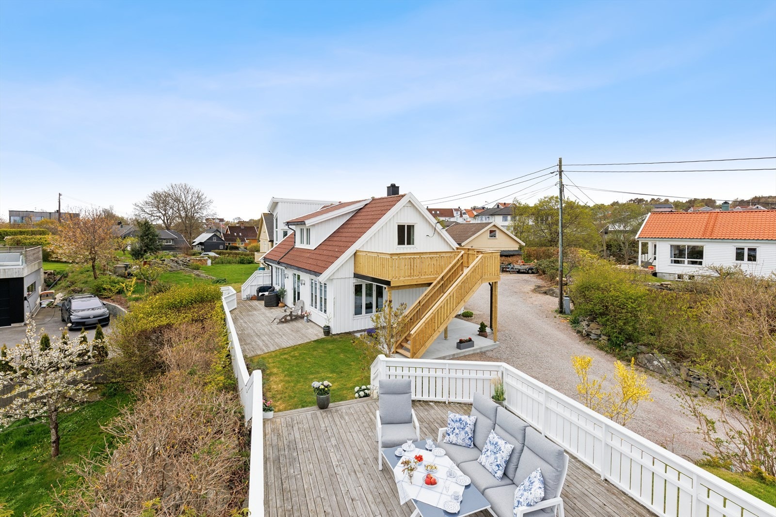 Uteområdene er fordelt på flere nivåer, inkludert en ny terrasse over carporten, bygget i 2025. Galleribilde