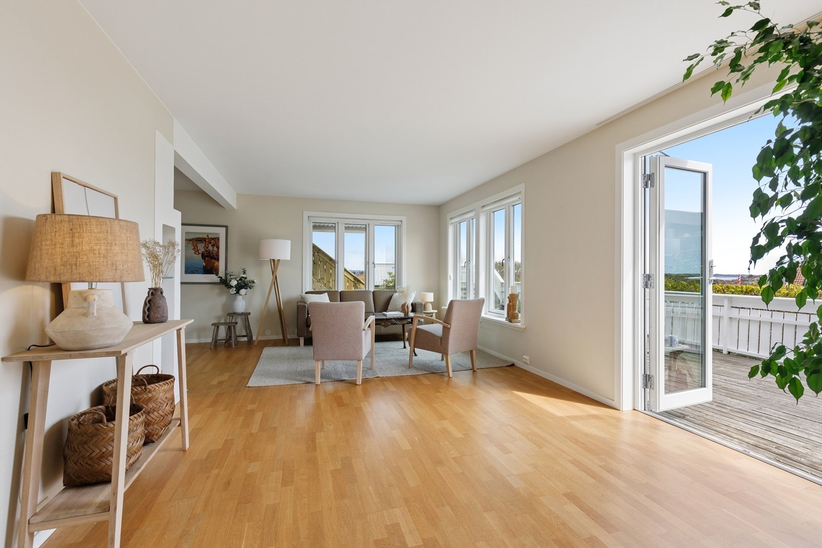 En to-fløyet balkongdør med 3-lags glass, skiftet i 2020, gir direkte utgang fra stuen til terrassen. Galleribilde