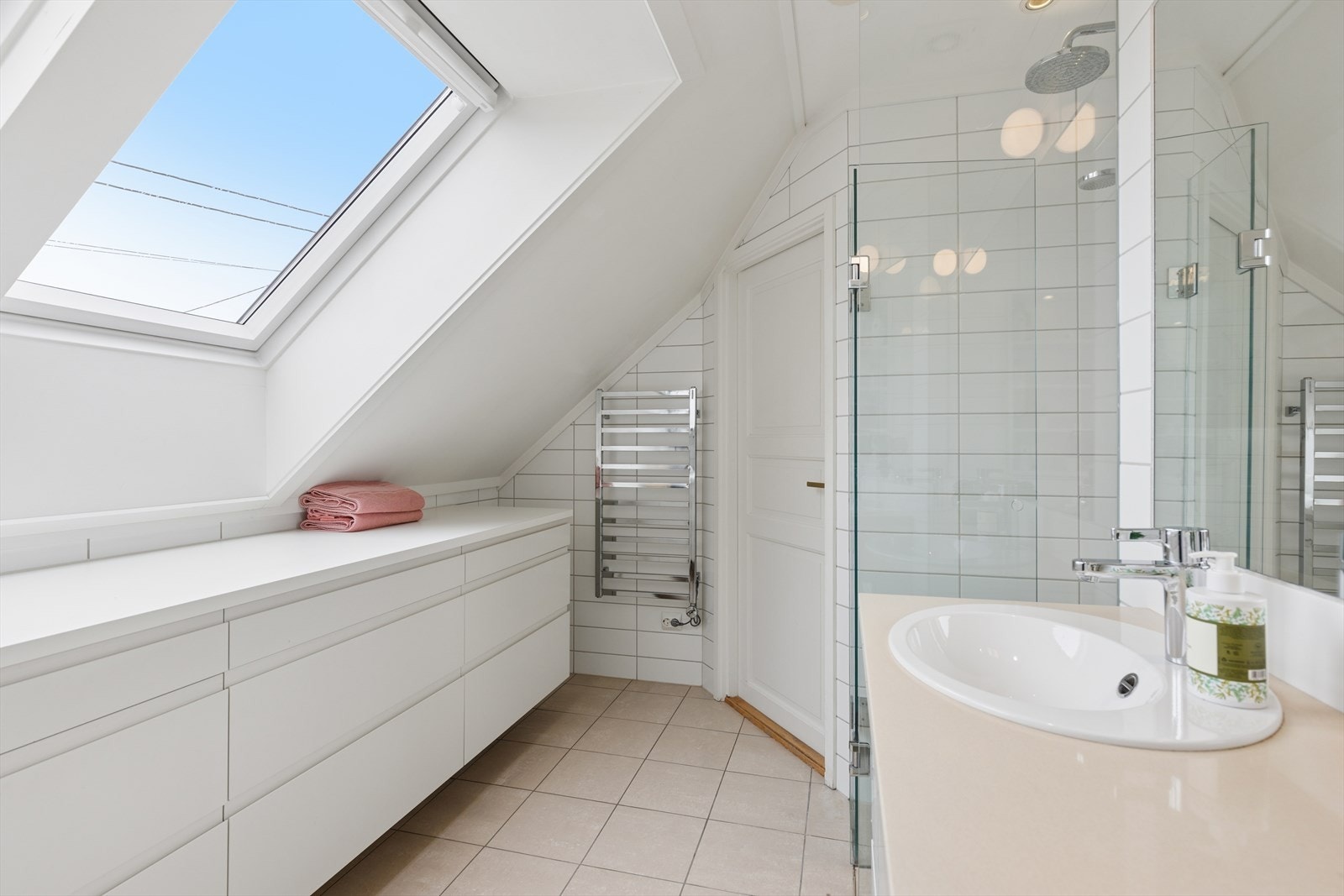 Et stort takvindu gir rikelig med dagslys til badet. Rommet har elektrisk avtrekksvifte. Galleribilde