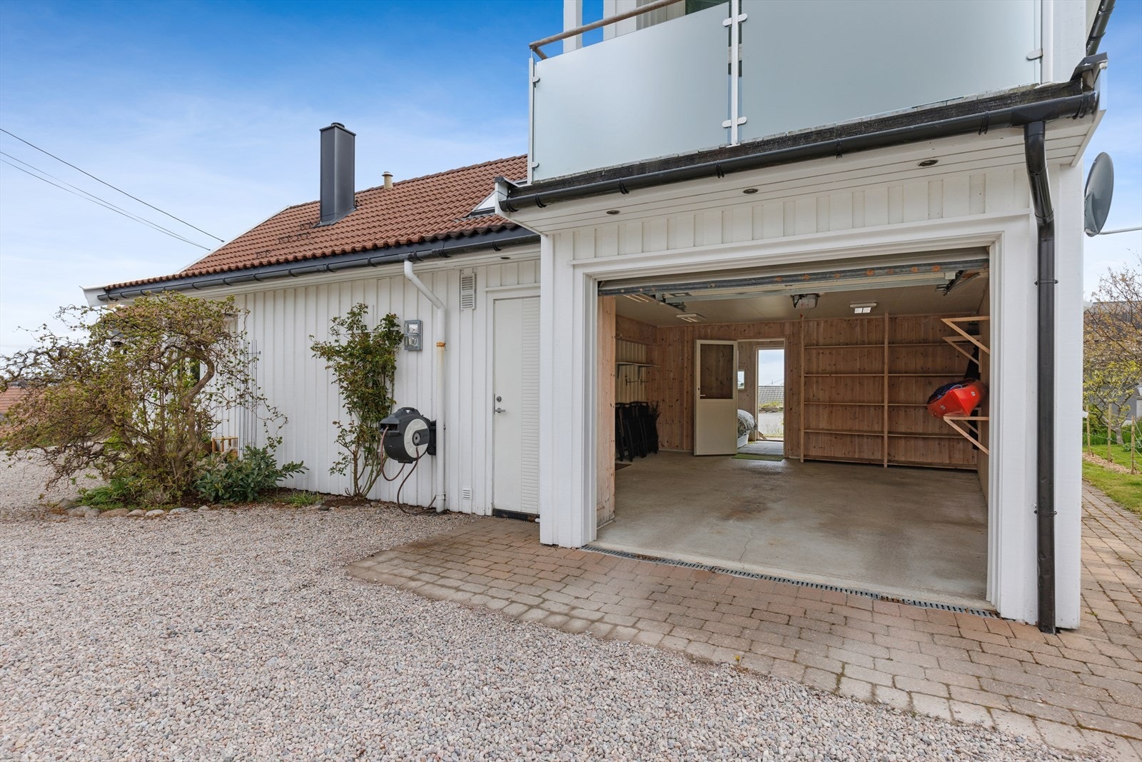 Garasjen har god plass til bil og oppbevaring, med direkte inngang til hobbyrommet. Galleribilde
