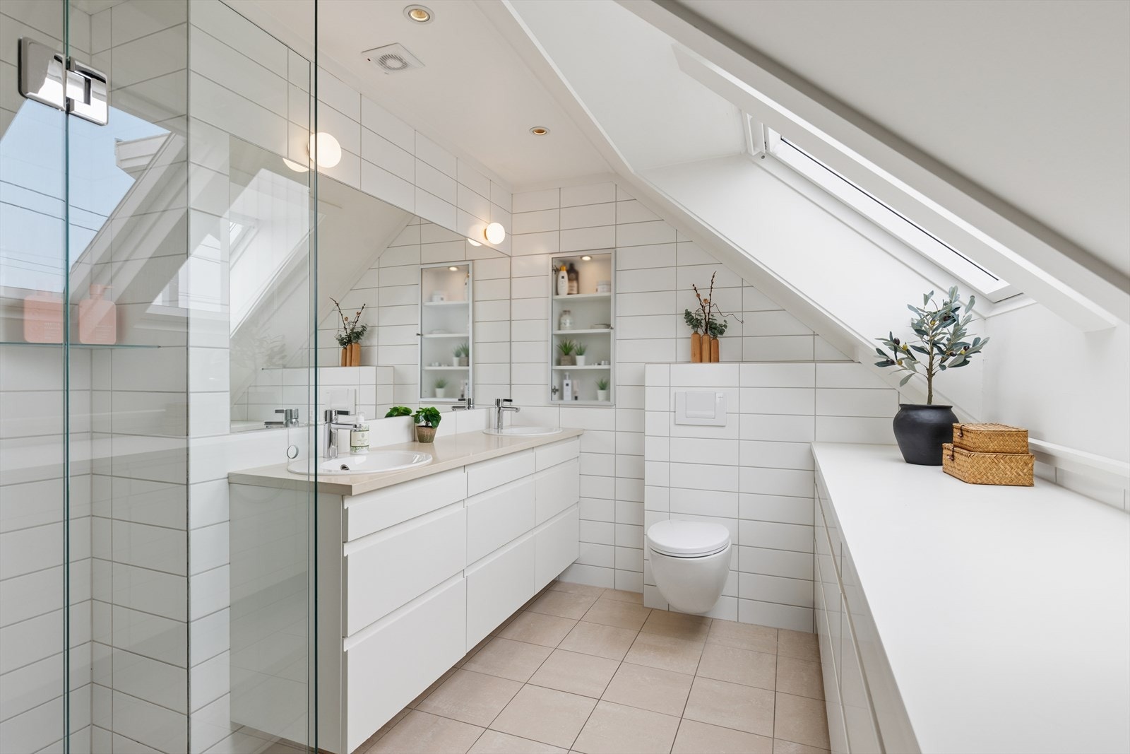 Badet i loftsetasjen ble oppgradert i 2007 og har fliser på gulv og vegger, vegghengt toalett og dobbel servant. Galleribilde