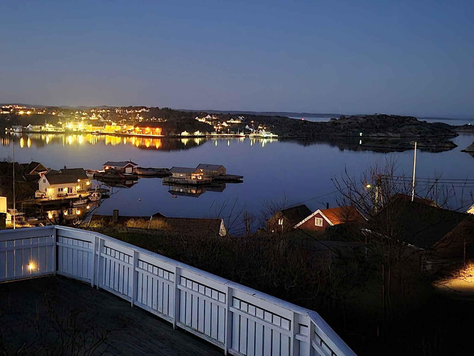 Kveldsstemning med utsikt over lysene fra bebyggelsen på Flekkerøy. Galleribilde