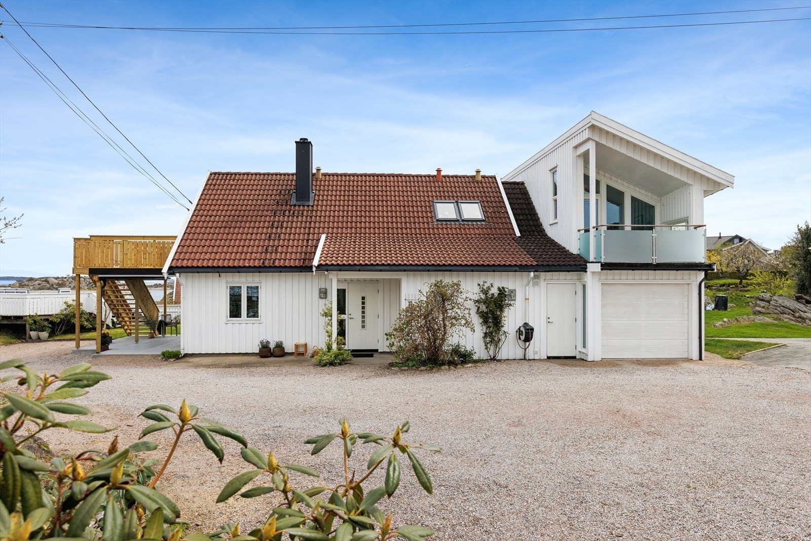 Gårdsplassen har rikelig med biloppstillingsplass, i tillegg til garasje og carport. Galleribilde