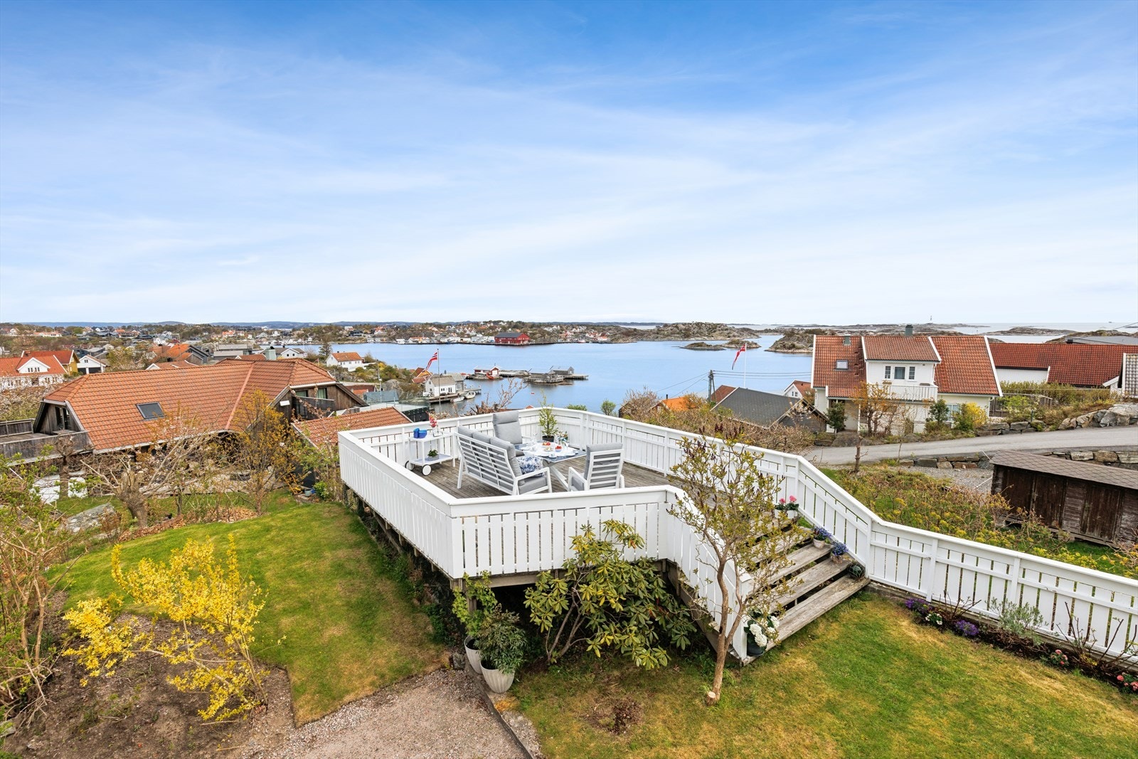 Den opparbeidede hagen og de mange terrassene gir rikelig med plass for uteliv. Galleribilde