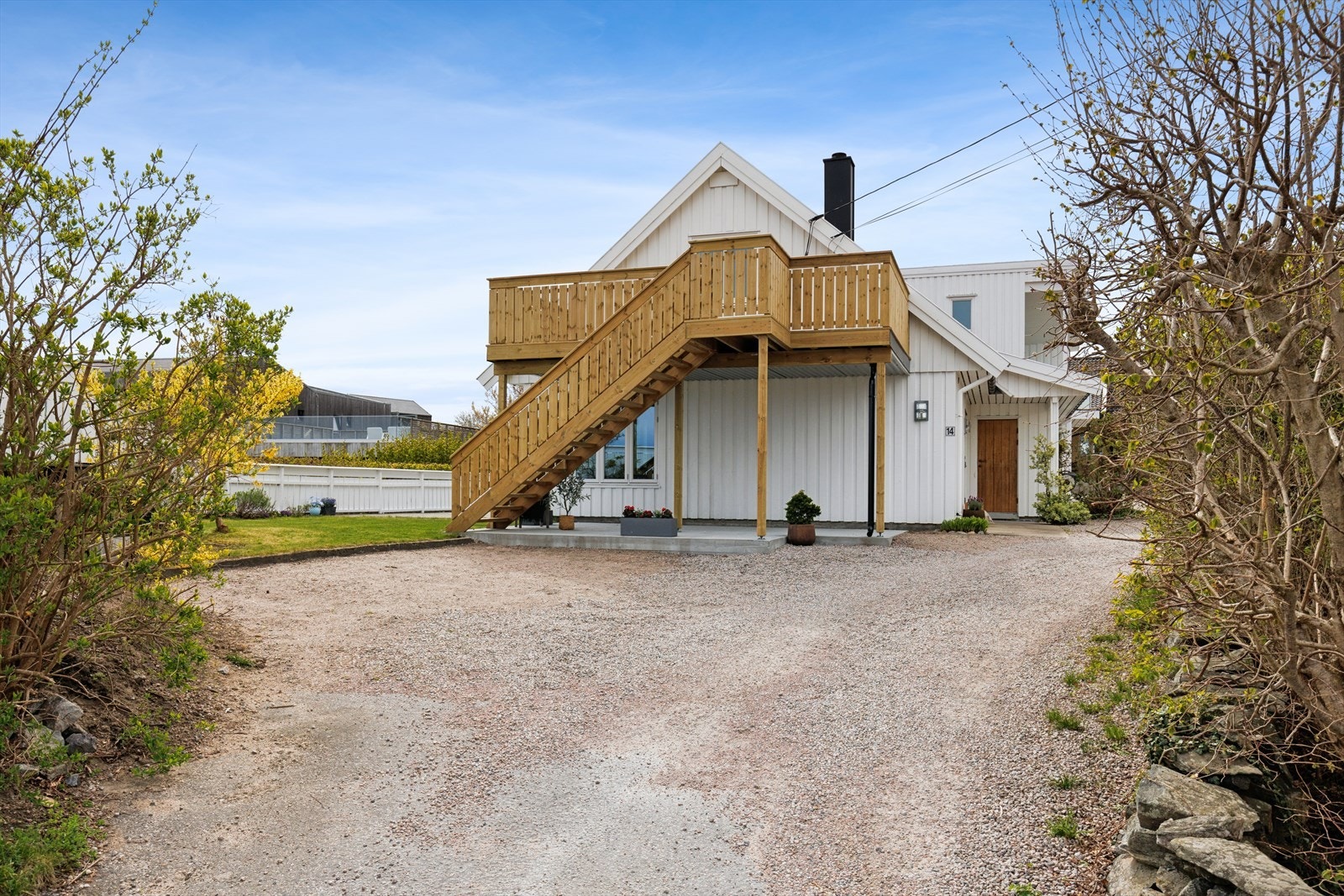 Den nye carporten fra 2025 har en utvendig trapp som leder opp til en egen terrasse. Galleribilde