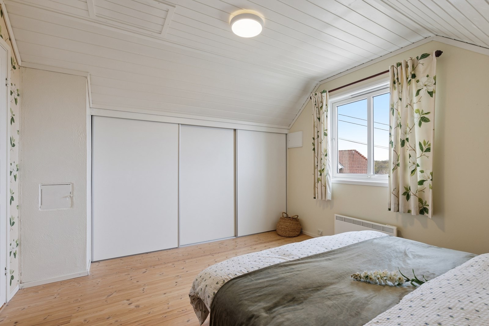 Skyvedørsgarderobe gir rikelig med oppbevaringsplass på hovedsoverommet. Galleribilde
