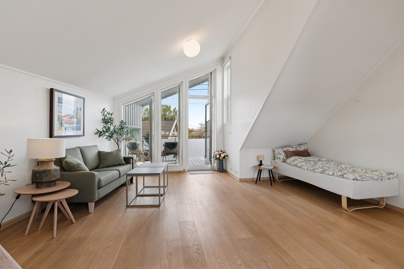 Fra rommet er det utgang til en egen veranda med rekkverk i glass og stål. Galleribilde